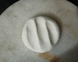 चावल के आटे की रोटी(Chawal ke aate ki roti recipe in hindi) रेसिपी चरण 2 फोटो