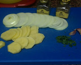 Foto del paso 1 de la receta: Lubina al horno con cama de patatas y cebolla