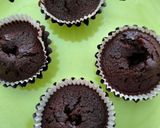 Foto langkah ke 4 dari resep Chocolate Caramel Cupcake.