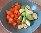 Foto langkah ke 2 dari resep Carrot apple ginger smoothie.