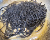 Foto del paso 6 de la receta: Spaghetti negro en salsa de sepia con camagrocs y espárragos