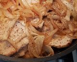 Foto del paso 6 de la receta Filetes de lomo en salsa de cebolla al vino blanco