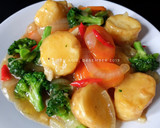 Foto langkah ke 3 dari resep Tumis tahu brokoli wortel.