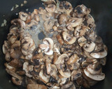 Foto del paso 5 de la receta: Crema de champiñones, a base de salsa bechamel