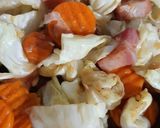 รูปขั้นตอนการทำที่ 2 ของ "กะหล่ำปลีผัดเบคอน" Stir Fried Cabbage with Bacon