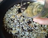 Foto del paso 2 de la receta: Rosada en salsa blanca con almejas