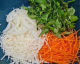 Hình bước làm 1 của món Cách làm gỏi gà hành tây cà rốt thơm ngon