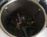 Foto del paso 3 de la receta: Salteado de gulas, espinacas, pasas y nueces. Thermomix