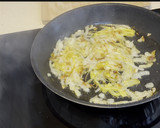 Foto del paso 2 de la receta: Huevos en salsa bretona