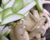 Hình bước làm 1 của món Bầu om nấm bào ngư