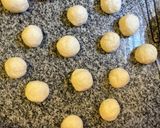 Foto del paso 3 de la receta: Pancitos rellenos de queso🧀🥖