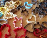 Foto del passaggio 2 della ricetta Cuoricini di pasta frolla per la principessa Alice