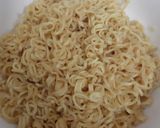 Hình bước làm 2 của món Mỳ gói xào hải sản bát bửu