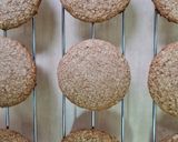 Foto del paso 5 de la receta: Galletas integrales con avena y miel sin manteca