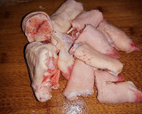 Foto del paso 1 de la receta: Paticas o manitas de cerdo con zanahoria