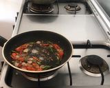 Foto langkah ke 3 dari resep Telur ceplok kemangi.