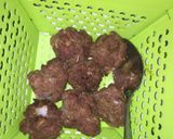 A picture of step 2 of Potato and meatballs sauce.