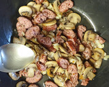Foto del paso 4 de la receta: Foglie di Ulivo con Funghi e Salsicce