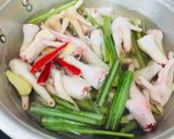 Hình bước làm 4 của món Chân gà ngâm kiểu Thái