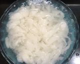 Foto langkah ke 2 dari resep Kwetiau Siram Sosis Telur.