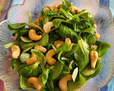 Foto del paso 2 de la receta: Ensalada de canónigos con aguacate, anacardos y guacamole