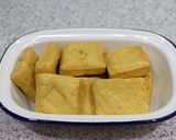 Foto langkah ke 4 dari resep Tumis ayam goreng tahu bunga bawang.