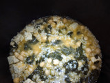 Arroz caldoso con espinacas, garbanzos y tofu