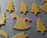 Foto del paso 5 de la receta: Galletas de jengibre navideñas con cristalitos