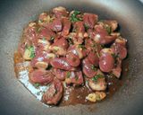 Foto del paso 6 de la receta Corazones de pollo aliñados con patatas fritas