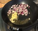 Une image de l'étape 5 de Tagliatelles de saucisses fumées aux carottes violettes et oignon rouge.