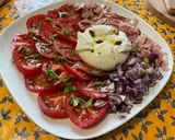 Une image de l'étape 11 de Salade de tomates à l'oignon rouge, jambon blanc, basilic et burrata.