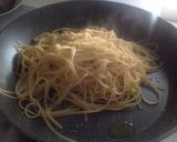 Foto del passaggio 4 della ricetta Linguine con orata, peperoni, datterini gialli e pistilli di zafferano