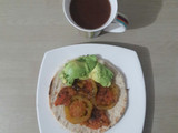 Desayuno Arepa con tomate y aguacate