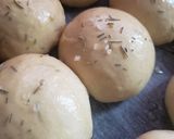 Foto del paso 5 de la receta: Pancitos de batata con sal marina y romero