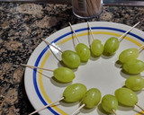 Foto del paso 1 de la receta: Chupa-chups de uvas bañadas de chocolate