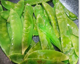 Foto del paso 1 de la receta: Tirabeques con gambas salteadas en salsa de ostras