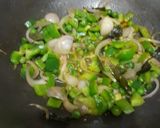 A picture of step 2 of Bread upma.