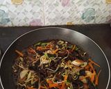 Foto langkah ke 3 dari resep Kwetiaw Goreng Istimewa.