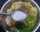 A picture of step 4 of Sabudana Thalipeeth.