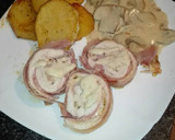 Foto del paso 9 de la receta: Rollo de pechuga envuelto en beicon y relleno de jamón York y queso con salsa de champiñones y almendras