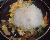 Foto langkah ke 5 dari resep Bihun Goreng Simpel Ala Ibu.