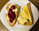 Foto del paso 3 de la receta: Tostas de queso brie con mermelada de frambuesa y miel