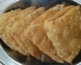 मसाला मठरी ट्रँगल (masala mathri triangle recipe in marathi) रेसिपी स्टेप 6 फोटो 
