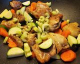 Foto del paso 4 de la receta: Pollo con verduras en salsa de soya🌺