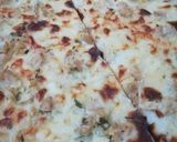 صورة لخطوة 4 من وصفة بيتزا بصوص بيضاء 😋😋😋