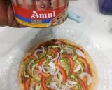 A picture of step 7 of Onion capcicum tomato pizza.