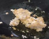 Foto langkah ke 2 dari resep Nasi goreng Kencur berselimut.