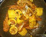 Foto langkah ke 5 dari resep Udang + Kepiting Saos Padang.