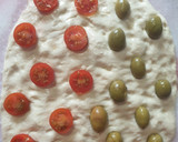 Foto del paso 4 de la receta: Focaccia tomates cherry y olivas con sal de lava 🌋