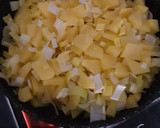 Foto del paso 3 de la receta: ☆Tortilla de patatas con puerro y espinacas